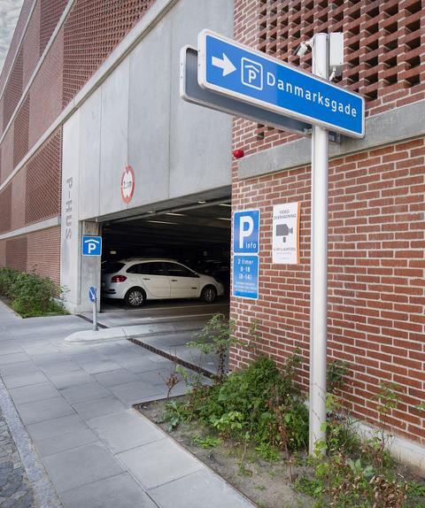 Indkørslen til P-huset i Danmarksgade med angivelse af 2 timers parkeringsrestriktion og tidsrummet 8-18 på hverdage og 8-14 i weekenden. 